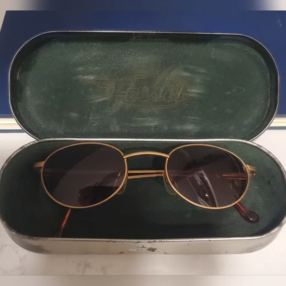 Fossil Vintage 1996 Brushed Gold Sunglasses - Picture 3 of 11